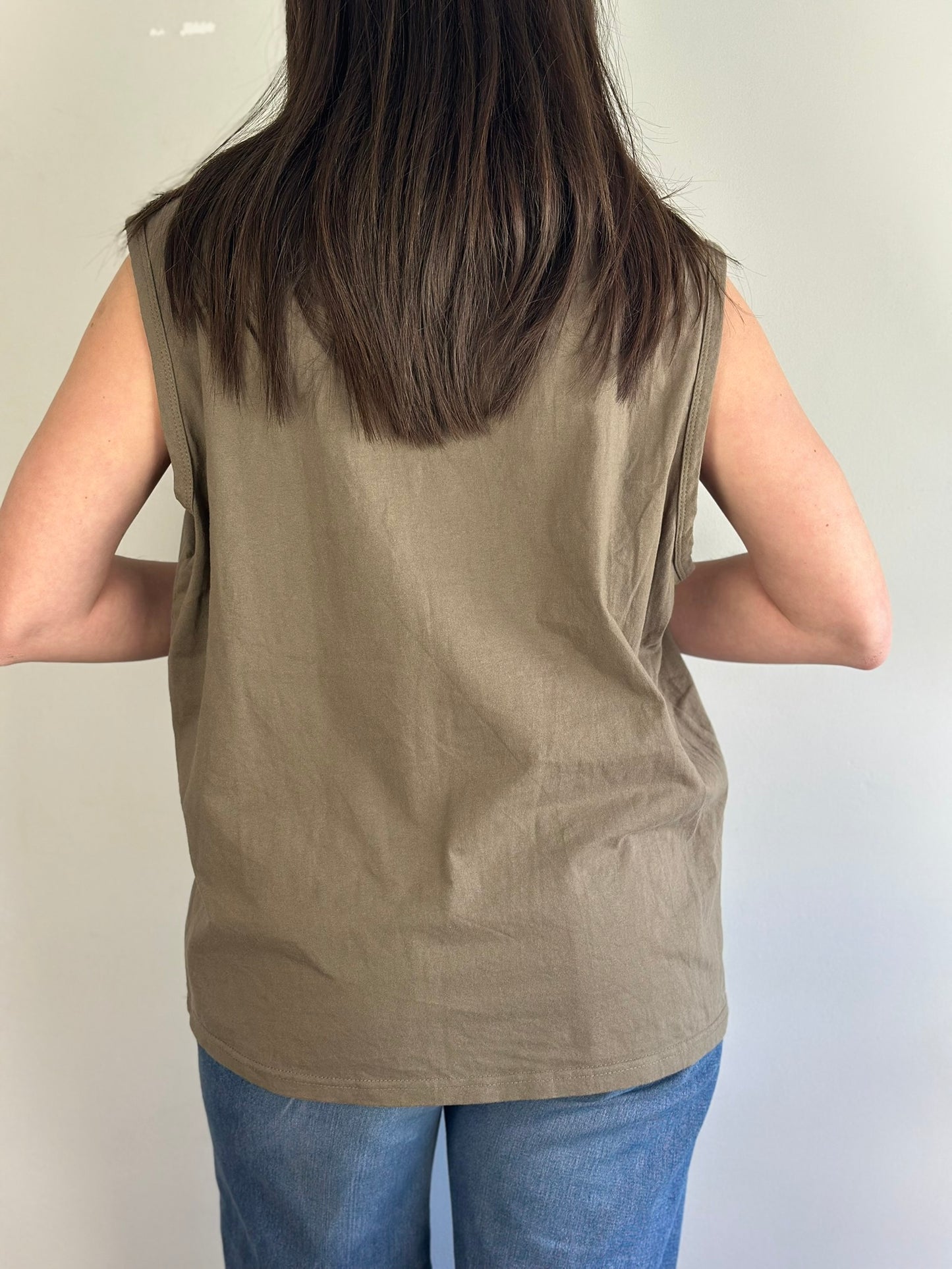 Sleeveless T-shirt